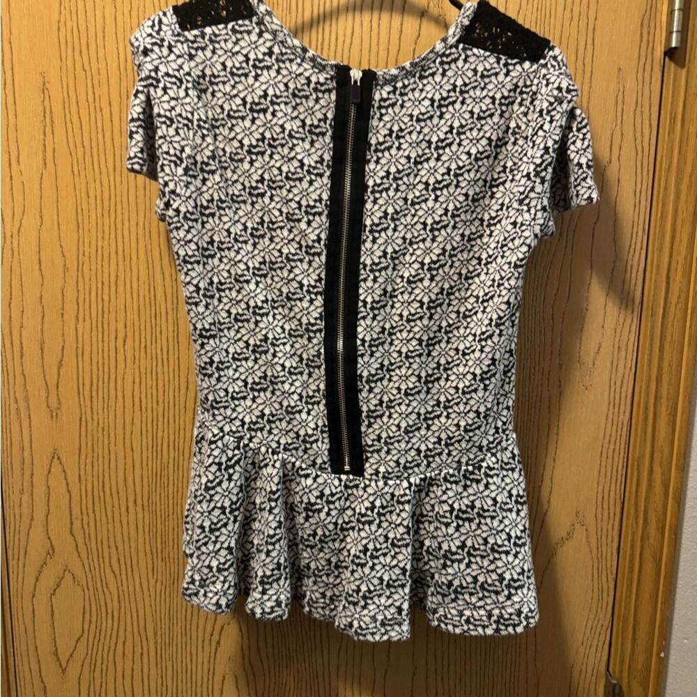 Black and White Patterned Women's Top - Picture 4 of 5